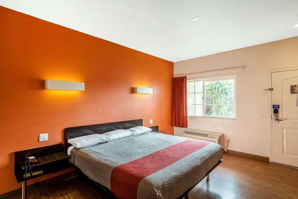 Motel 6 Bell Gardens Bilik gambar